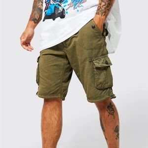 CARGO SHORT WITH OVERSIZED POCKETS
